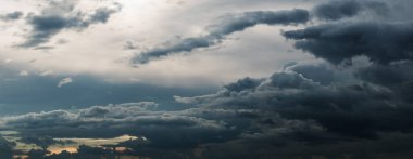Yoğun kara bulutlarla dolu gökyüzü manzarası