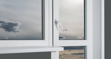 Konut binası için beyaz kapısı olan beyaz plastik pencere