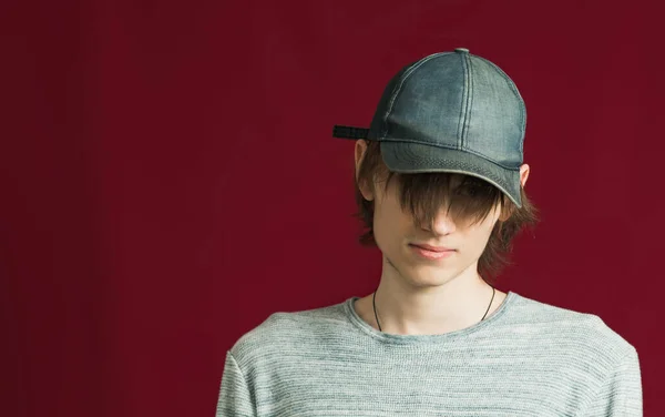 Portraitbild Eines Jungen Mannes Mit Langen Haaren Auf Dunklem Hintergrund — Stockfoto