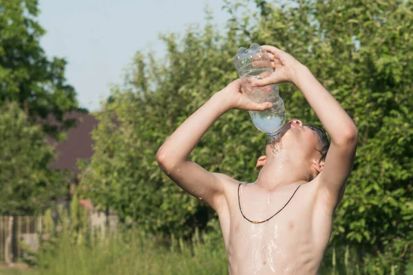 Een Jongetje Overgiet Zichzelf Met Water Bij Warm Weer Buiten — Stockfoto