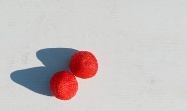 Beyaz arkaplanda kırmızı çilek deseni