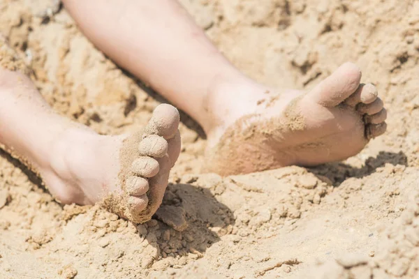 Los Pies Del Niño Están Arena Playa Lago Del Bosque —  Fotos de Stock