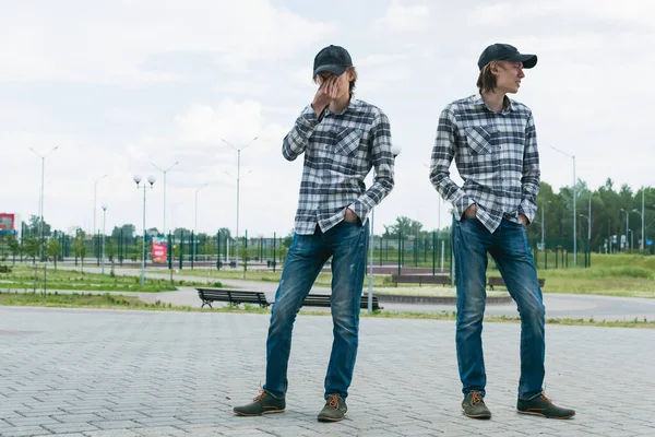 Egy Felnőtt Fickó Pólóban Farmerban Sétál Parkban — Stock Fotó