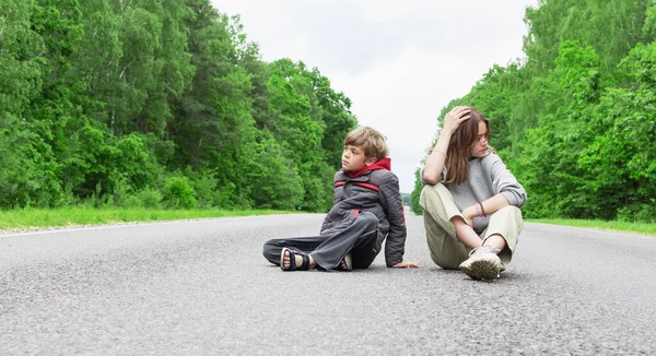 Brother Sister Play Highway City Forest — Stock Photo, Image