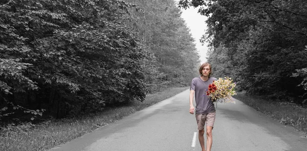 Jovem Com Flores Está Caminhando Longo Uma Estrada Uma Floresta — Fotografia de Stock