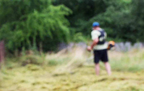 Uma Imagem Desfocada Homem Cortando Grama Terreno Uma Casa Campo — Fotografia de Stock