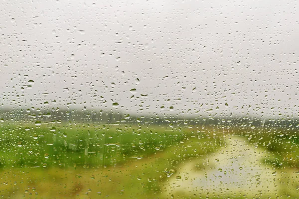 Vista Naturaleza Través Ventana Del Coche Con Gotas Durante Lluvia — Foto de Stock