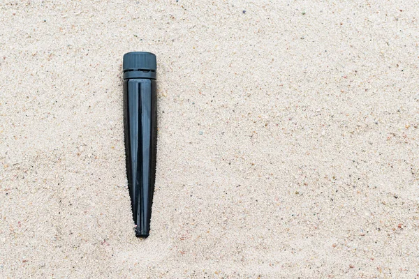 Una Piccola Bottiglia Plastica Persa Nella Sabbia Sulla Spiaggia — Foto Stock