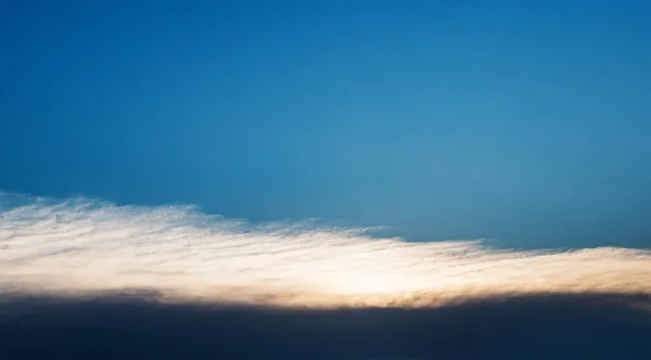 먹구름 하늘을 바라봄 — 스톡 사진