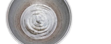 Büyük metal bir kabın içindeki su, sıvının tedirginliğinin yapısal bir görüntüsü.