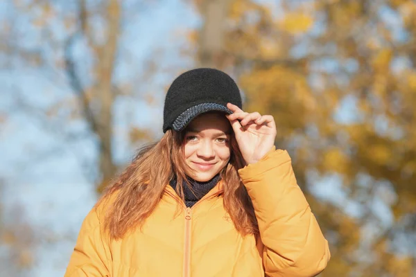 Uma Menina Boné Uma Jaqueta Amarela Parque Outono Ensolarado — Fotografia de Stock
