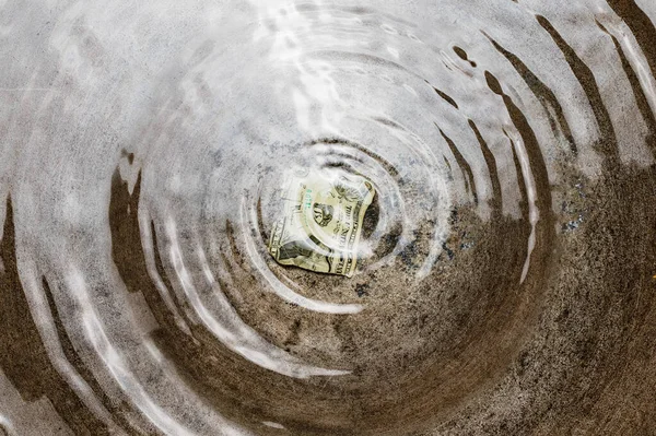 Voda Velké Kovové Nádobě Texturní Obraz Mísící Kapaliny Potrhanou Dolarovou — Stock fotografie