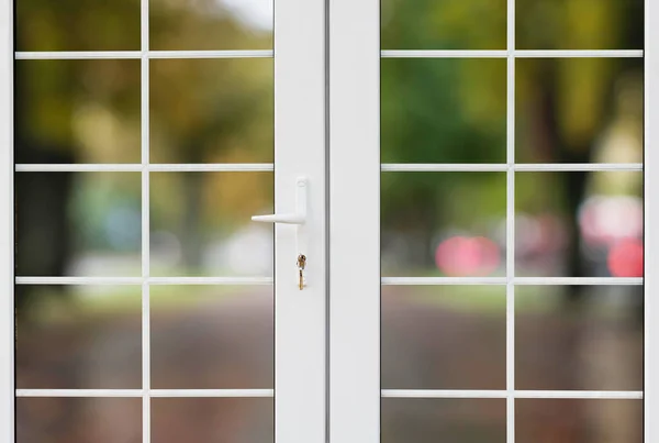 Nieuw Kunststof Raam Met Witte Scheidingswanden Een Handvat Met Slot — Stockfoto