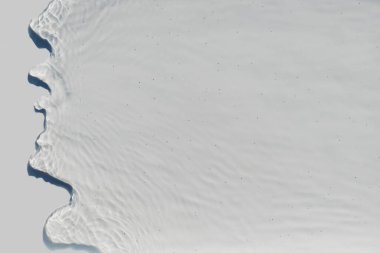 Hafif bir zemin üzerine sıçramış akan suyun görüntüsü