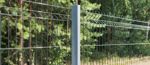 Uma Cerca Metal Com Portão Uma Fechadura Perto Floresta — Fotografia de Stock