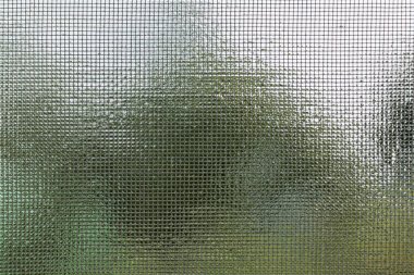 Doğayı ve gökyüzünü su ile ıslanmış bir cibinliğin içinden görmek