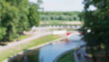 İnsanların eğlence parkının bulanık bir görüntüsü. Çeşmeli ve dolgulu.