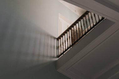 Eski bir binanın iç kısmı, merdiven korkuluğu.