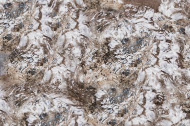 Büyük metal bir kabın içindeki su, sıvının tedirginliğinin yapısal bir görüntüsü.