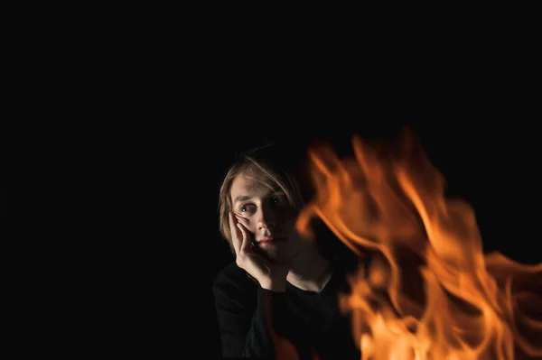 Egy Felnőtt Fickó Látványa Hosszú Hajjal Tűzben Teljes Sötétségben — Stock Fotó