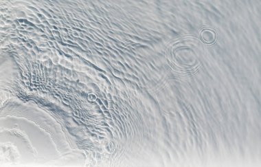 Işık tepsisindeki berrak, şeffaf suyun köpürmesi ve sıçraması.