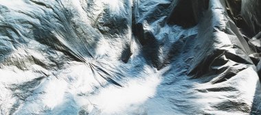 Güneş ışığını yansıtan plastik bir filmin doku görüntüsü