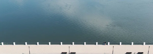 Top View Wide River Embankment Park Man Woman Look Water — Stock Photo, Image