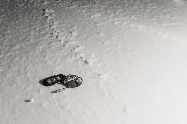 Χαμένα Κλειδιά Αυτοκινήτου Ένα Τσιπ Βρίσκονται Στο Χιόνι Βράδυ — Φωτογραφία Αρχείου
