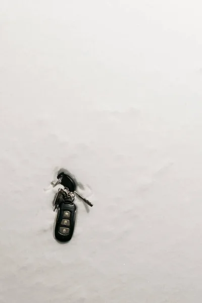 Car Keys Lying Lost Snow Dark — Stock Photo, Image