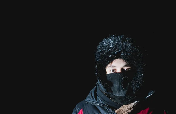 Ένας Νεαρός Είναι Τυλιγμένος Χειμωνιάτικα Ρούχα Νύχτα — Φωτογραφία Αρχείου