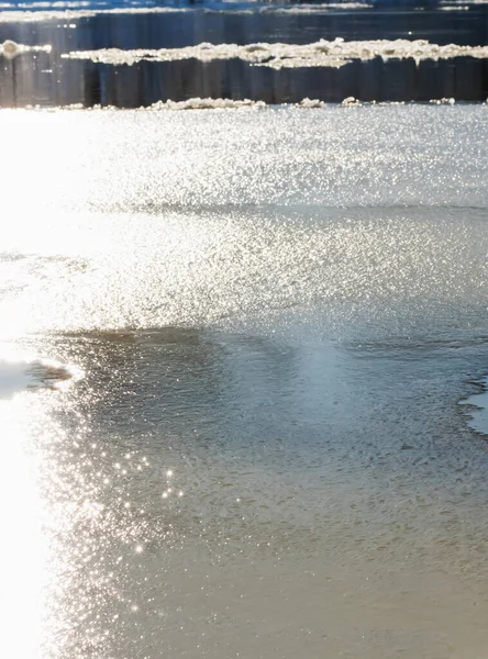 Řeka Pokrytá Ledem Sněhem Slunečného Mrazivého Dne Zimě — Stock fotografie