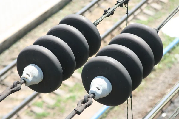 Isoladores em fios ferroviários — Fotografia de Stock