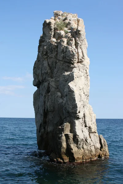 De rots in de zee — Stockfoto