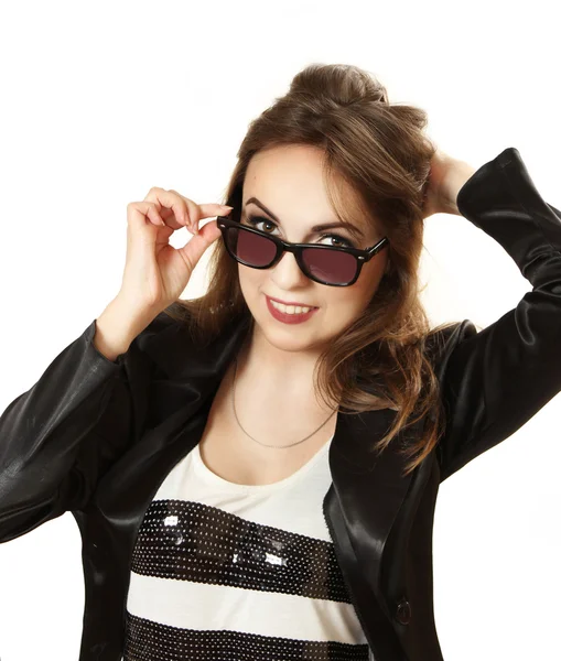 Mujer joven encantadora en gafas y una chaqueta . — Foto de Stock
