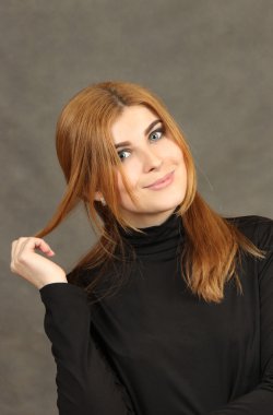 gri bir arka plan üzerinde güzel kırmızı genç kadın portresi