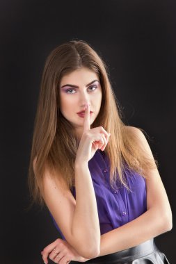 genç güzel kadın sessizce jest - gösterir.