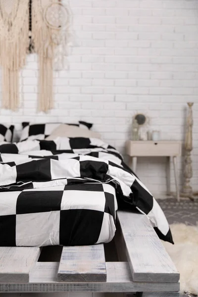 Säng på en pall. Ett intressant dekorerat rum. — Stockfoto