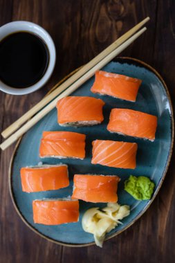 Çiğ balık ve pirinçli Japon suşisi.