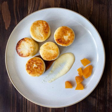 Kaymaklı peynirli krep, tabakta böğürtlen.