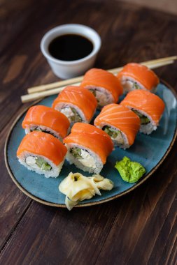 Çiğ balık ve pirinçli Japon suşisi.