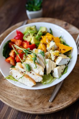 Tavuk göğsü, roka ve domatesli taze salata