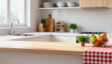 Ürün sergisi için mutfak ahşap masası ve bulanık modern iç mekan. Mutfak arka planında ahşap masa var. Mutfak mobilyaları ve masa boşluğu. ürün promosyonu mutfakta.