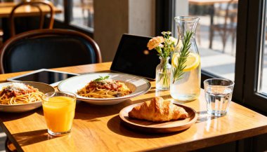 Kırsal bir tahtanın üzerinde taze pişmiş kruvasan ile servis edilen kalp şeklinde köpüklü nefis bir latte. Konforlu kafe anları ve gurme kahvaltı deneyimleri sergilemek için mükemmel..