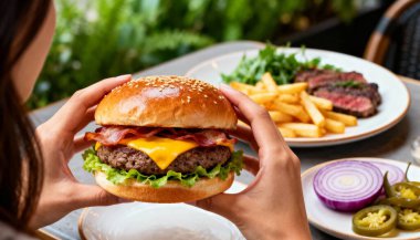 Arkaplanda elinde bir hamburger