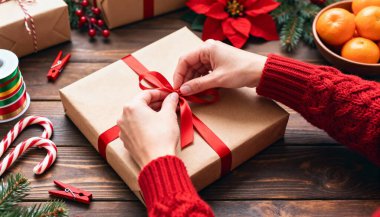 bir Noel hediyesi kaydırma eller