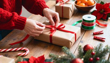 bir Noel hediyesi kaydırma eller