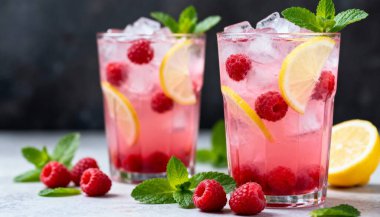 Taze meyveli bir bardak meyve suyu