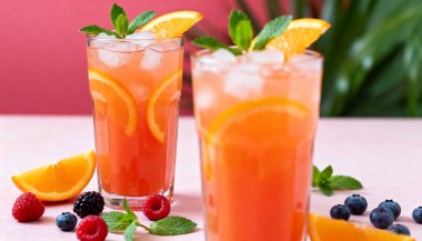 Taze meyveli bir bardak meyve suyu