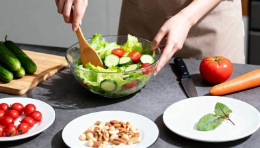 Domates, salatalık, Çin lahanası, biber. Salata tarifi. Salata hazırlama aşamaları. Taze yaz sebze salatası. Sebze salatası.