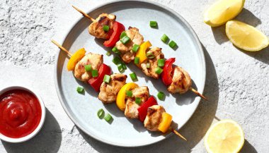 Tavuk kebabı ya da sebzeli şiş kebap..